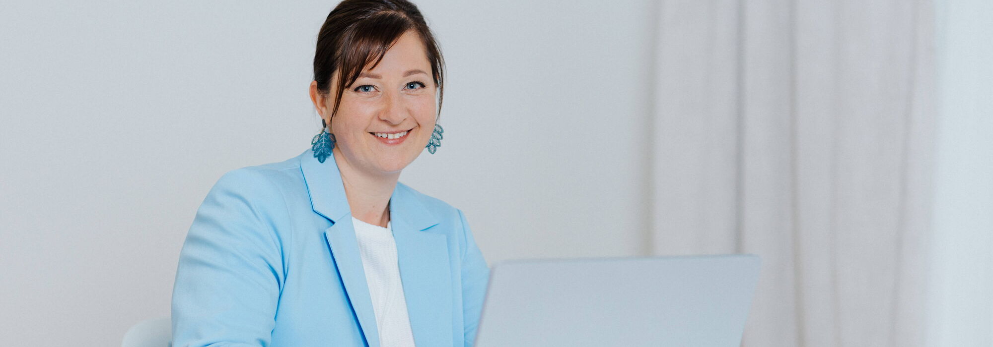 Portrait von Monique Fiedler mit Notebook